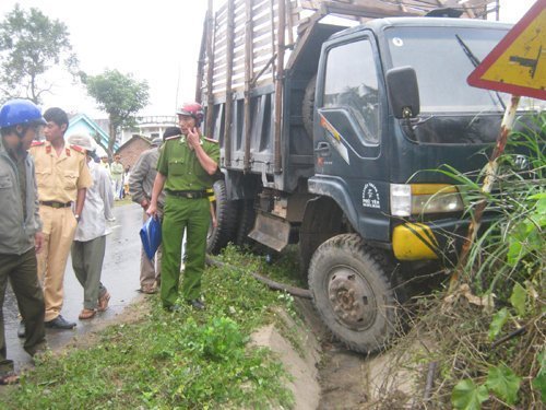 Đi bộ viếng đám tang bị xe tải tông chết