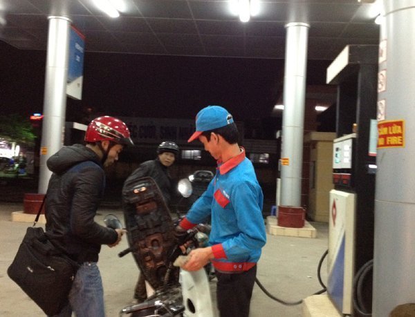 Cây xăng chỉ bán 30.000 đồng/xe, đóng cửa bất thường