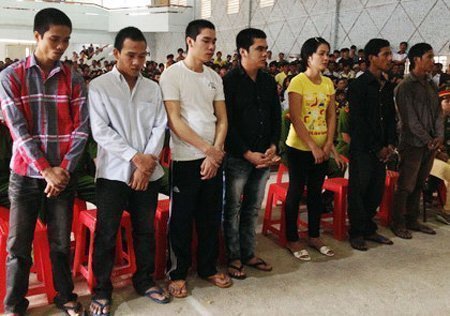 Không trộm được gà, hãm hiếp chủ nhà