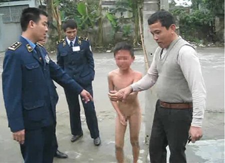 Rúng động vụ lột truồng bé trai giữa trời rét