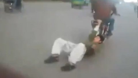Mạo hiểm để xe máy kéo lê trên đường