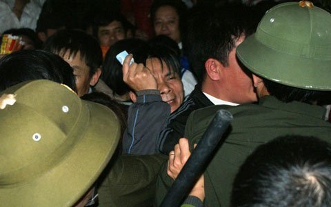 Chen nhau bẹp ruột vì ấn đền Trần