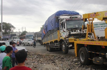 Xe 'điên' ủi tung 7 ô tô, hất văng cả xe bus