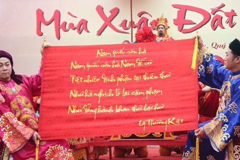 Ngàn người sững sờ khi thơ Thần lại vang lên