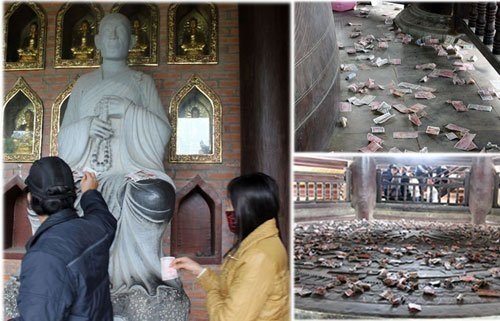 Tiền nhét tay Phật hay sự chênh vênh đức tin
