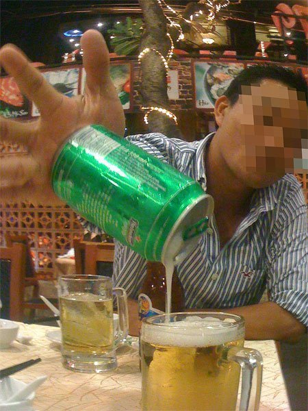 Tuyệt kỹ rót bia của dân nhậu Sài Gòn