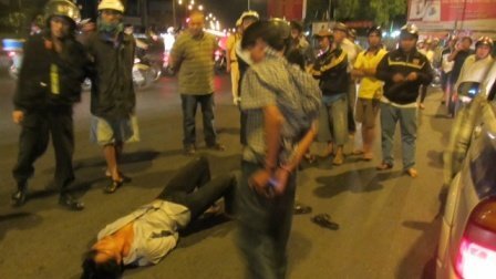 Khiêu khích, cắn và đánh CSGT lúc nửa đêm