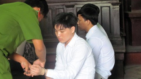 Cha ngoại tình, con vác dao trả thù cho mẹ