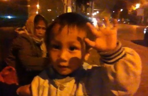 Clip 'Bà cháu ve chai không Tết' gây sốt Facebook