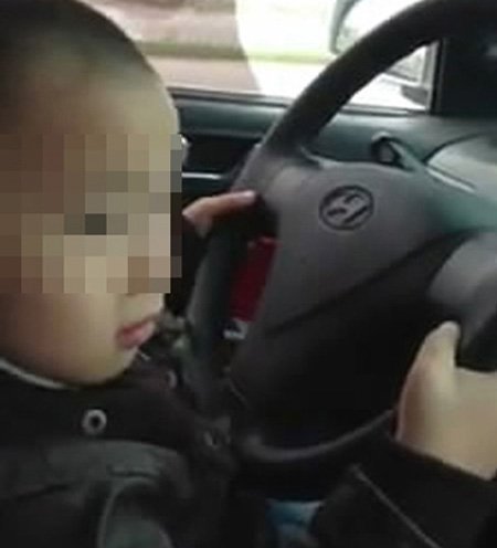 Sốc với thú vui cho con nhỏ lái ô tô