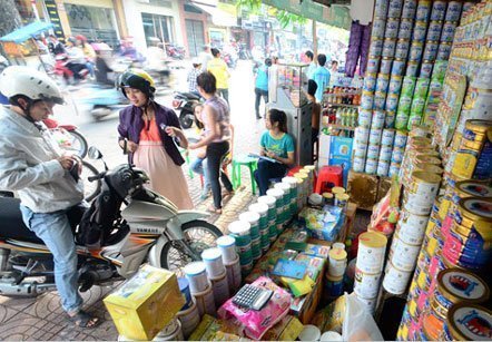 Mẹ trẻ hoang mang trót dùng sữa ngoại cho con