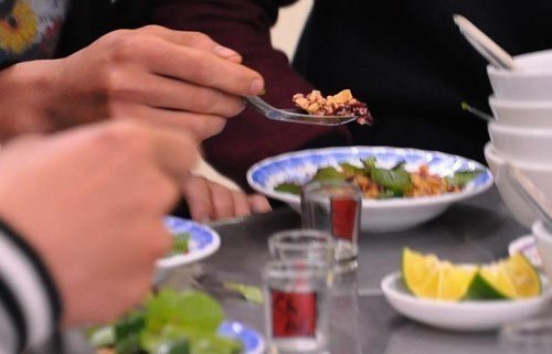 Hình ảnh rợn người từ quán tiết canh đến bệnh viện