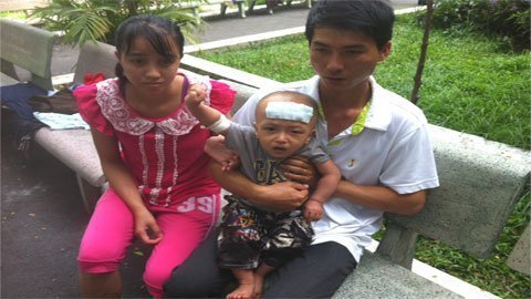 Vợ chồng nghèo cầu cứu con ung thư