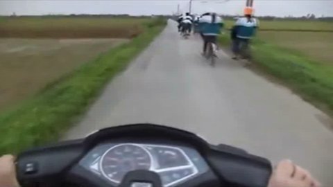 Phản cảm với màn lái xe bằng chân