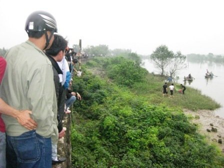 Đánh bạc bị truy đuổi, một thanh niên chết đuối