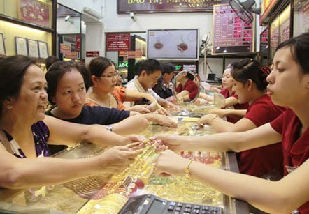 Vàng bị ép giá, dân đổ xô đi bán