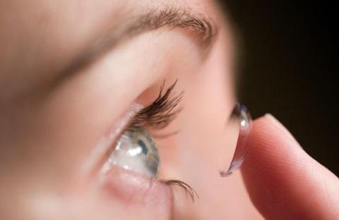 Dùng kính áp tròng bị nhiễm vi khuẩn hại mắt