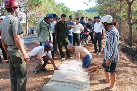 Cô gái nhảy hồ tự tử