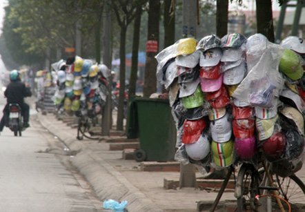 Bị phạt, mũ bảo hiểm rởm nghênh ngang trên phố