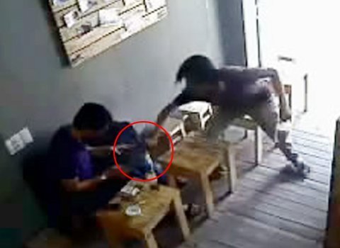 Những vụ xông vào nhà cướp iPad, iPhone khó tin