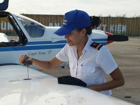 Bỏ lương 30 triệu, cô gái đất Cảng học làm phi công