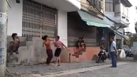 Hà Nội: Vợ đánh chồng dã man giữa phố