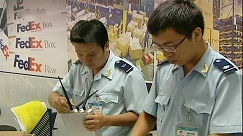 Bắt vụ buôn lậu máy phá sóng điện thoại