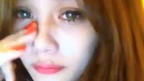 Xôn xao clip hotgirl xinh đẹp nuối tiếc người yêu cũ