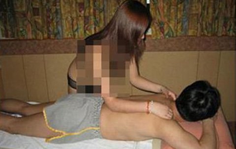Nữ nhân viên dùng miệng kích dục cho khách