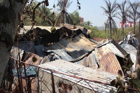 Cháy xưởng nệm, hàng chục người tháo chạy