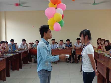 Sinh viên nam đau đầu 'đối phó' với 8/3