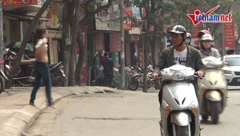 Thời sự trong ngày: Khoe ngực giữa phố