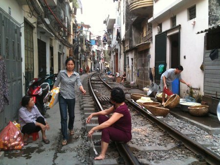 Người Hà Nội nuôi gà, mở tiệm cắt tóc... giữa đường tàu