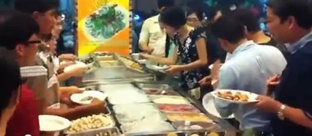 Xem lại clip gào thét tranh cướp suất ăn 100 nghìn