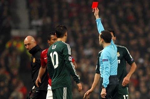 Facebook ‘sôi sục’ vì thẻ đỏ trận M.U-Real