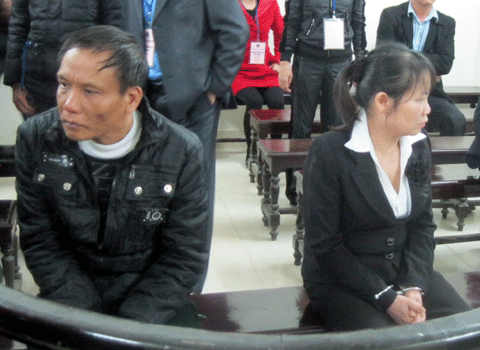 Cùng người tình ném mìn nhà đồng nghiệp