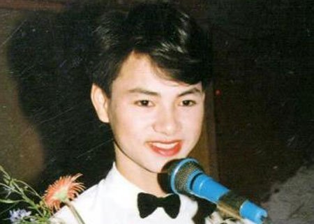 Xuân Bắc tô môi đỏ chót thi học sinh thanh lịch