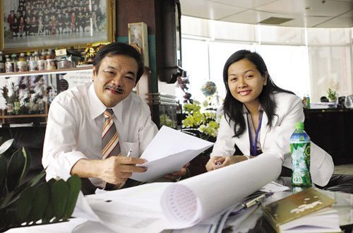 Đại gia truyền cơ nghiệp cho con gái xinh