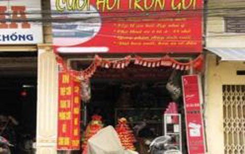 Chê bố mẹ quê, thuê người đóng thế đám cưới