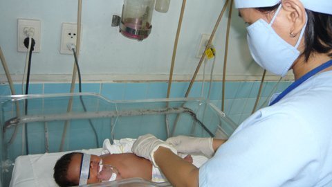 Nữ sinh trở dạ trong toa lét rồi vứt con