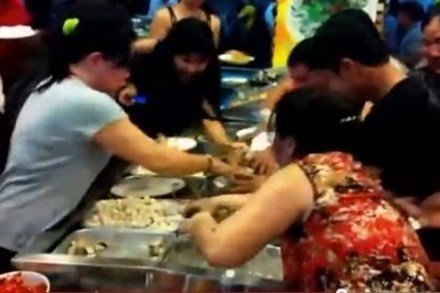 Ăn buffet, nhiều người Việt nhét bánh ngọt, cà phê vào túi... đem về