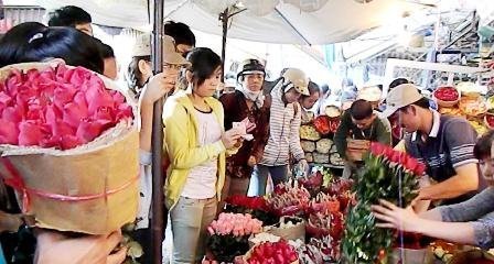 Tấp nập vào chợ mua hoa ngày 8/3
