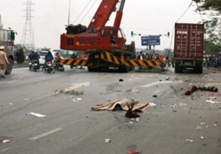 Cùng bạn gái đi chơi 8/3, 3 nam sinh chết đuối