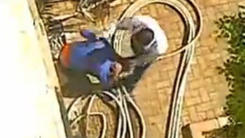 Thầy giáo đánh học sinh ngay trong sân trường