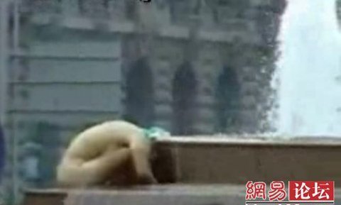 Tắm tiên giữa đài phun nước