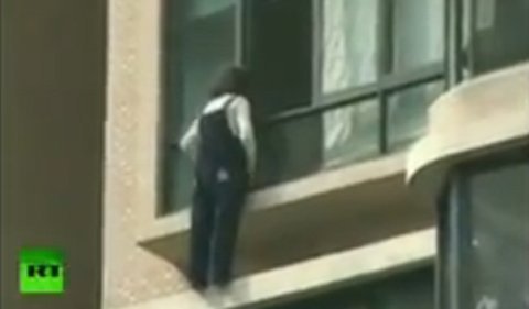 Giải cứu nữ sinh định nhảy lầu tự tử