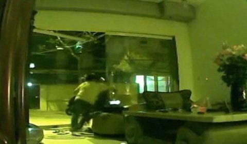 Lại xông vào nhà cướp iPad ở Hà Nội