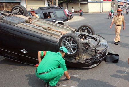 Xe ô tô biển tứ quý “chổng vó” giữa đường