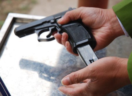 Lo ngại đề xuất 'nổ súng bắn kẻ chống người thi hành công vụ'