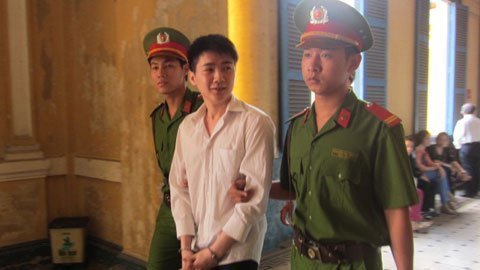 Sinh viên giết người ở vũ trường vì bạn gái